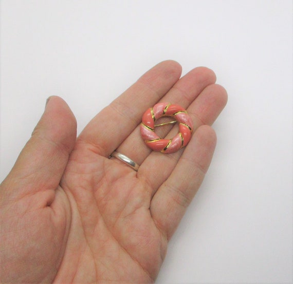 Pink hoop pin: Elegant 1960s twist circle peachy … - image 4