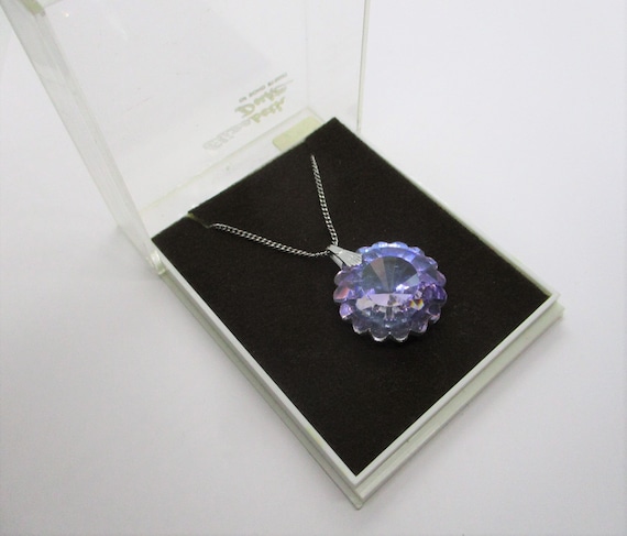 Crystal flower pendant: Lovely 1960s faceted purp… - image 1