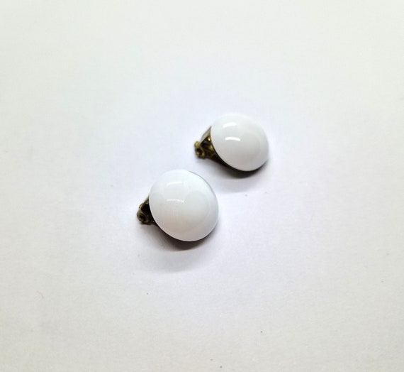 Simple white earrings: Cool 1960s white milk glas… - image 3