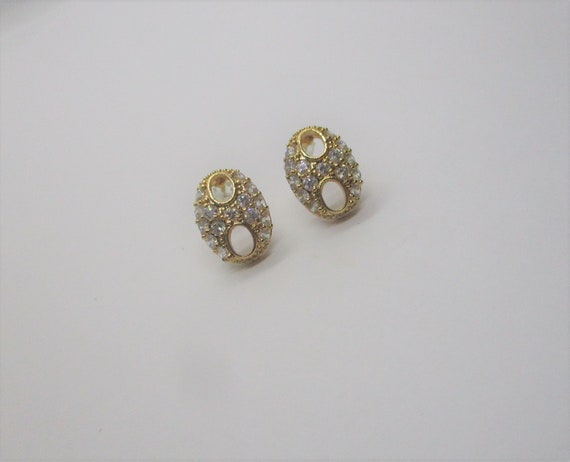 Rhinestone stud earrings: Sparkly 1960s gold tone… - image 3