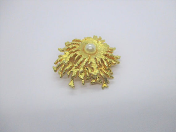 Abstract pearl brooch: Fabulous warm yellow gold … - image 1