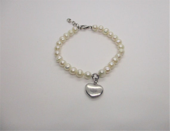 Freshwater pearl 6mm bracelet with heart rhinestone charm