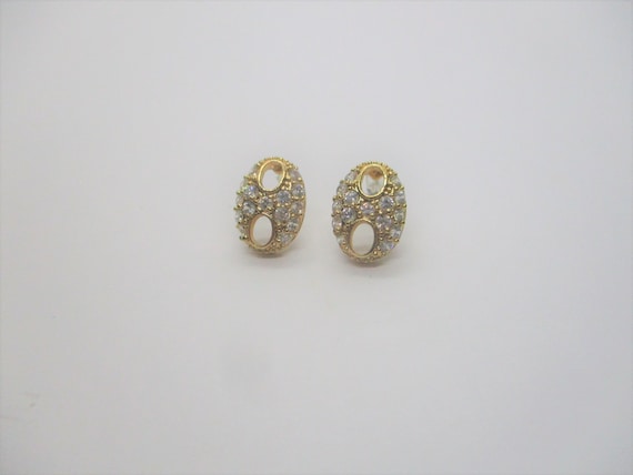 Rhinestone stud earrings: Sparkly 1960s gold tone… - image 1