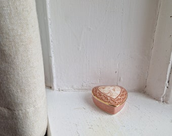 Wedgwood trinket box: collectable Venus pattern porcelain signed Wedgwood heart shaped pink gilt trinket box, Wedgwood Venus bone china box