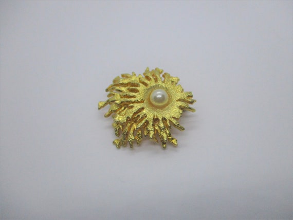 Abstract pearl brooch: Fabulous warm yellow gold … - image 3