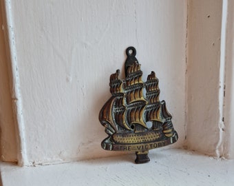 HMS Victory doorknocker: Very cute novelty solid brass The Victory sailing ship door knocker, solid brass knocker, nautical ship ornament