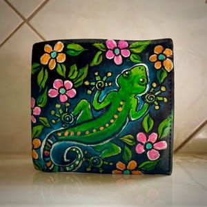 Vintage Upcycled schwarze Leder Hand bemalt Brieftasche. Gecko Art Design Fun Einzigartige Kunst für den täglichen Gebrauch Männer oder Frauen Geldbörse