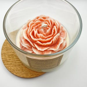 Candela artigianale a forma di fiore di peonia, in cera di soia profumata, ideale come bomboniera per matrimoni.