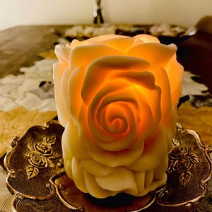 Candela artigianale alla rosa in cera di soia, candela a colonna floreale immagine 4