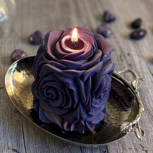 Candela artigianale alla rosa in cera di soia, candela a colonna floreale Purple