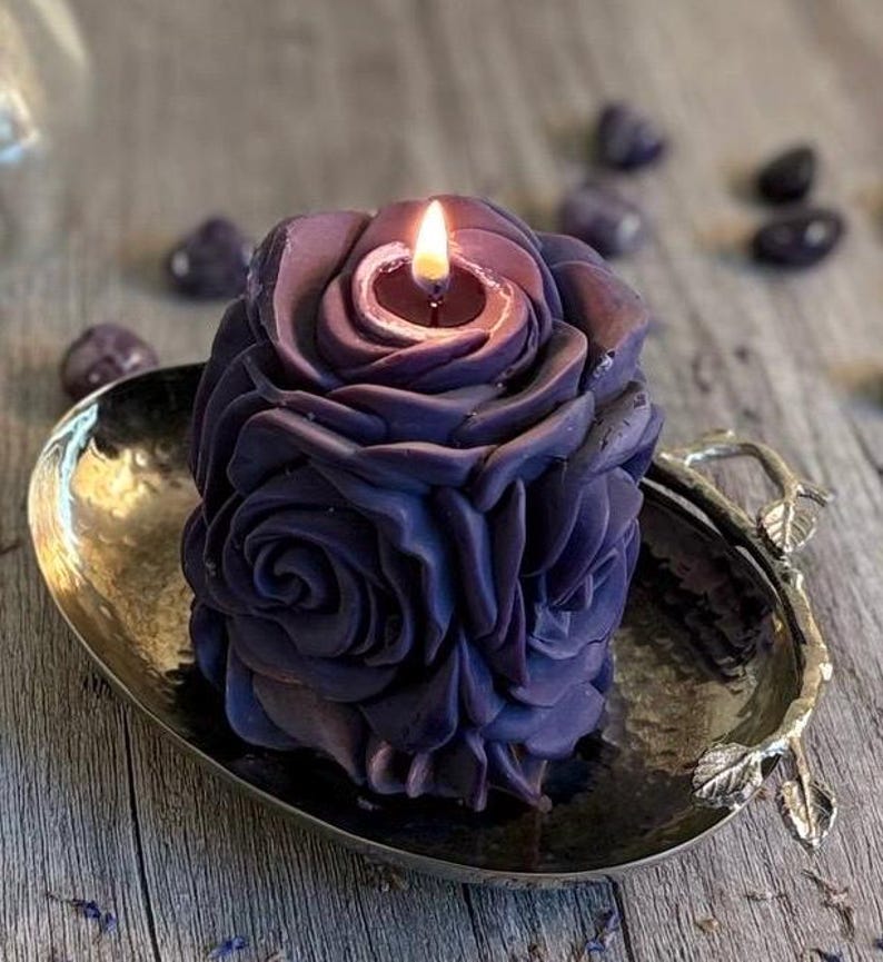 Candela artigianale alla rosa in cera di soia, candela a colonna floreale Purple