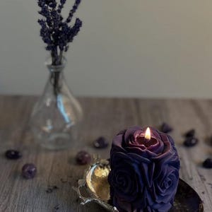 Candela artigianale alla rosa in cera di soia, candela a colonna floreale immagine 5