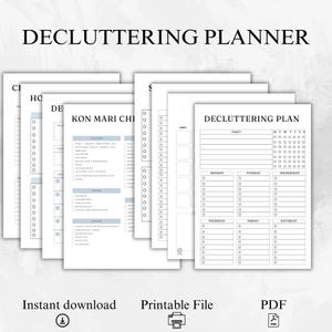 Op de afbeelding: Een stapel witte, bedrukbare pagina's voor een opruimplanner met zwarte tekst. De pagina's bevatten checklists, dag- en weekroosters en KonMari-methode secties. De woorden "DECLUTTERING PLANNER", "Instant download", "Printable File" en "PDF" zijn zichtbaar.