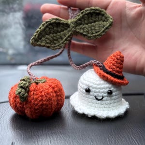 Halloween Car Charm Ghost and Pumpkin | Cute Crochet Rearview Mirror Hanger | Spooky Autumn Car or Bag Accessory | Fall Boho Ornament