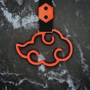 Puede incluir: Una taza de cerámica blanca con un asa negra y el texto "But First, Coffee" en negro, con una fuente de estilo manuscrito. La taza está sobre una superficie blanca.