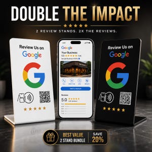 Peut inclure: Deux supports d'avis rectangulaires, un blanc et un noir, arborant le logo Google, un code QR, une icône NFC et cinq étoiles dorées. Entre eux se trouve un smartphone affichant un profil d'entreprise Google avec une note de cinq étoiles.