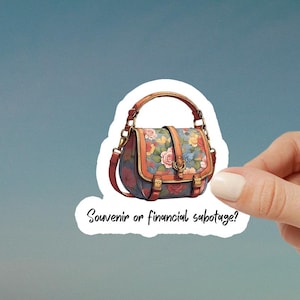 Pegatina de viaje divertida para diarios, portátiles y maletas: "¿Souvenir o sabotaje financiero?" - Humor de compras con bolsos de cuero