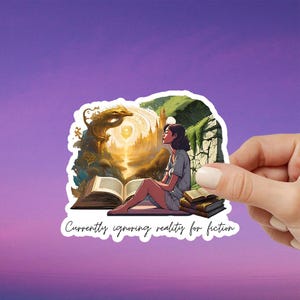 Adesivo Ragazza Sognatrice - Mondo Fantasy e Libri, Adesivo Fantasy Letterario, Adesivo Ragazza Libresca, Adesivo Amante dei Libri Fantasy, Adesivo di Fantasia