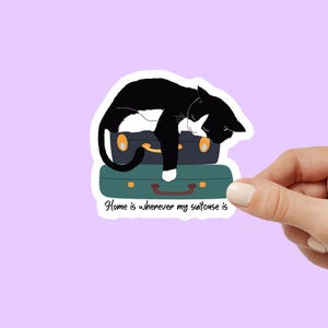 Adesivo "O lar é onde minha mala estiver" - Gato preto e branco fofo na bagagem - Adesivo de vinil com citação de viagem para amantes de gatos e jetsetters