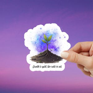 El crecimiento es silencioso - Pegatina de planta - Raíces en la tierra con cielo celestial / Pegatina de vinilo con afirmación sanadora, salud mental, cita de crecimiento interior