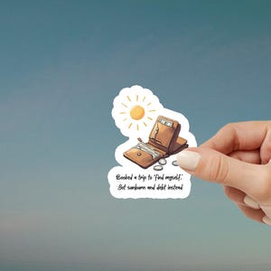 Adesivo de viagem engraçado – “Reservei uma viagem para me encontrar, peguei uma queimadura de sol e fiquei endividado” – Humor de fracasso de férias para laptops, diários e malas