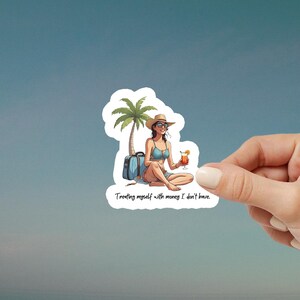 Adesivo engraçado de viagem para a praia – “Me presenteando com o dinheiro que não tenho” – Vibrações luxuosas de férias para laptops, diários e malas