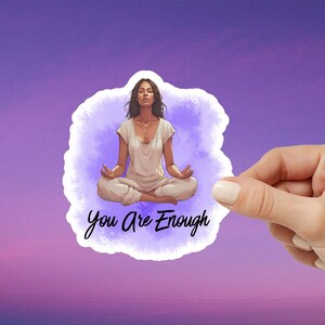 Vinilo adhesivo de afirmación positiva: Mujer meditando con la frase "Soy suficiente" / Salud mental, alivio de la ansiedad, amor propio, regalo sanador