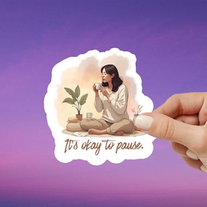 Adesivo "It's OK to Pause" – Adesivo de vinil para autocuidado com mulher descansando, plantas, chá e almofadas | Citação de Mindfulness, Lembrete de Saúde Mental