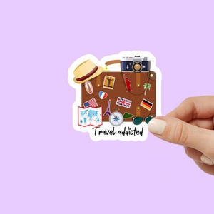 Adesivo para Amantes de Viagens – Mala e Mapa-múndi com Citação de Viciado em Viagens, Vibes de Viagem Vintage, Adesivo de Itens Essenciais para Viajantes Globais