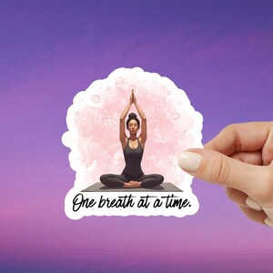 Un respiro alla volta - Adesivo yoga - Donna in posa con sfondo rosa pastello / Adesivo in vinile per consapevolezza, salute mentale e affermazione