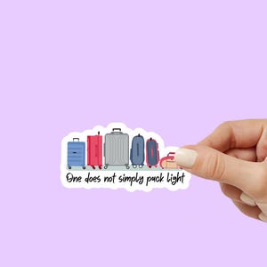 荷物を軽くするだけではダメ - ステッカー - 荷物を詰め込みすぎる人や旅行好きの方に向けた、楽しくてカラフルな荷物に関する名言