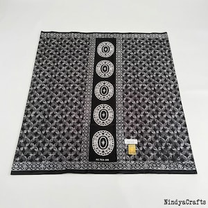 Op de afbeelding: Zwart-wit patroonstof met een centraal verticaal paneel met vijf witte cirkelvormige ontwerpen. De stof heeft een herhalend patroon van kleine, gestileerde vormen en een decoratieve rand. De tekst "AS TEX-048" is zichtbaar.