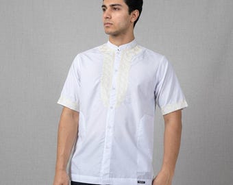 Camisa Koko de la serie Aziri de Itang Yunasz, moderna, con cuello mandarín y bordados, manga corta.