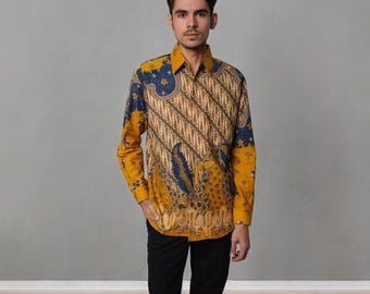 Camisa batik con estampado Gosanke de inspiración tradicional para hombre en amarillo cálido. Camisa batik para hombre. Camisa étnica.