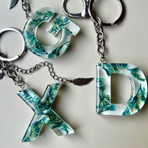 Llavero de resina personalizado con letras y flores secas reales. Regalo personalizado, recuerdo de boda y colgante para bolso. Regalo de San Valentín para ella.