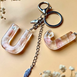Porte-clés lettre personnalisé avec fleurs séchées - Pendentif nom personnalisé avec breloque pour sac, cadeau de mariage, cadeau unique pour elle | Art en résine cristal