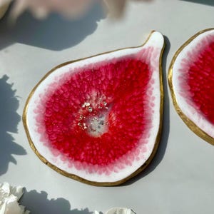 Onderzetters van hars in vijgvorm | Rozerood fruit-geïnspireerde epoxy Onderzetter | Handgemaakt cadeau voor haar | Uniek tafeldecor | Zomerhuisaccent