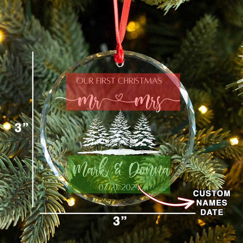Op de afbeelding: Een heldere, ronde kerstversiering, ongeveer 7,6 cm in diameter, met een rood lint. De versiering heeft de tekst "OUR FIRST CHRISTMAS" en "mr & mrs" in een rode rechthoek. Daaronder een groene rechthoek met de namen "Mark & Donna" en de datum "07.21.2024".