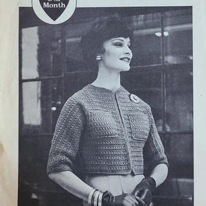 Könnte beinhalten: Schwarz-Weiß-Bild einer Frau in einer gehäkelten Jacke. Die Jacke ist kurz, offen geschnitten und hat Dreiviertelärmel. Das Bild enthält den Text "Jiffy Jacket" und "Crocheted in Wool". Das Design stammt von Coats & Clark.