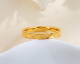 Schlichte Ringe aus 24K Gold: Zierlicher Schmuck, minimalistisches Muster, handgemachte Accessoires