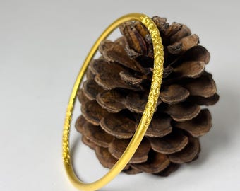 Minimalistischer 24K-Armreif aus reinem Gold: 2,7-3 mm, 4-4,4 mm gemustertes hohles Armband, leichter schwerer Schmuck.