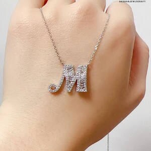 Collar con inicial de diamante y moissanita en oro blanco de 14 quilates, personalizado con letra cursiva, joyería de oro personalizada, regalo elegante para mujeres y niñas.