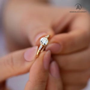 1 kt moissaniet diamanten verlovingsring | Sierlijke ring met drie stenen omlijsting | Massief 14K gouden taper solitaire trouwring voor haar