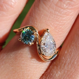Soldes de Noël | Bague 2 pierres Toi et Moi | Bague de fiançailles ronde en moissanite poire et vert | Alliance or ondulée incurvée unique