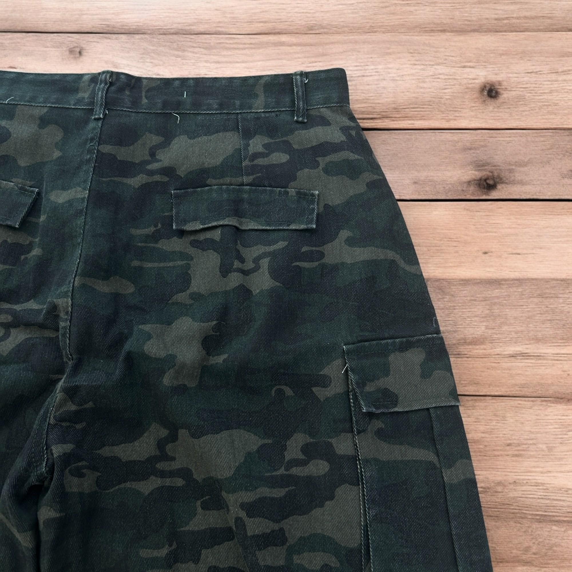 【DISCERNMENT】Run Camo Carpenter Bermuda Pants Forest Camo Carpenter Shorts 8