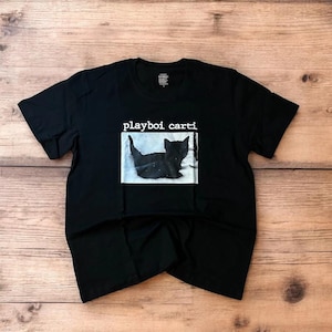 Cooles Playboi Carti T-Shirt in schwarz mit Front- Grafikdruck. Alle Größen.