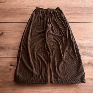 ゆったりとしたワイドレッグのリラックスフィットコーデュロイパンツ、ブラウン。全サイズ展開。