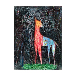 Può includere: Dipinto astratto di una figura simile a un cervo con un volto umano. La figura è rossa e blu, in piedi su un fogliame verde su uno sfondo scuro con linee bianche a spirale. L'opera d'arte ha uno stile stravagante e popolare.