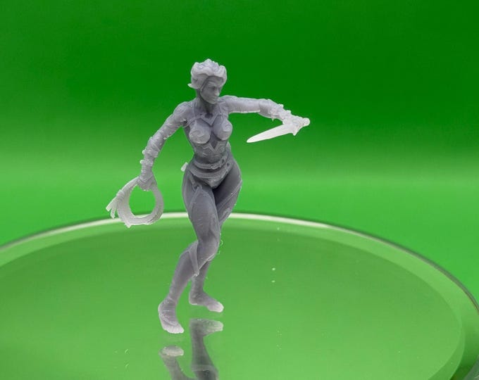 Nyra Whisperfang 32mm | Shadow Rogue Resin Miniature | DnD RPG Dark Fantasy Assassin | Great Grimoire | DM Gift