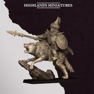 Peut inclure: Figurine miniature détaillée d'un guerrier chevauchant un loup hurlant. Le guerrier est vêtu d'une armure, tenant une lance et un bouclier. La figurine est montée sur une base rocheuse, avec le texte "HIGHLANDS MINIATURES" au-dessus.